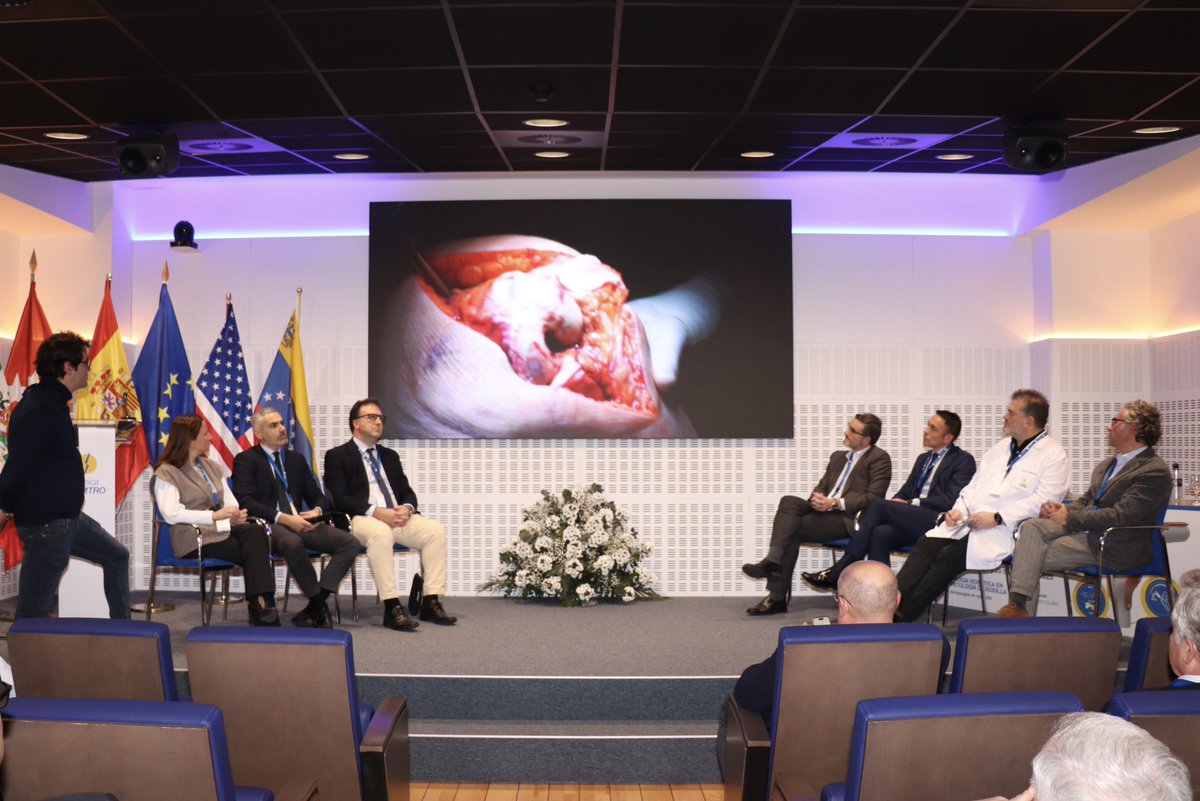 ClinicaCEMTRO's tweet photo. 🎥🏥Conectamos con los quirófanos de Clínica CEMTRO para retransmitir en directo cirugías de Prótesis de Rodilla con #MakoSmartRobotics
🥼Modera la cirugía el @DrCortesvillar y opera en quirófano el @drborjaruiz y el @DrAdrianBarrera https://t.co/MbaSU2mBzy