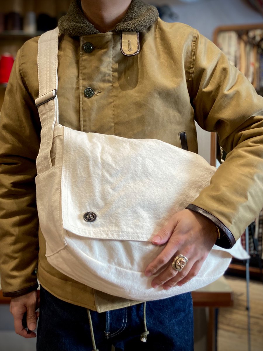DryBones_Nagoya's tweet photo. Coordinated N-1 type jacket with newspaper bag.
・Newspaper Bag(DBG-024A)
color:NATURAL、BROWN
#drybones #nagoya #vintagestyle #heritage #jeans #denim #n1jacket #deckjacket
#newspaperbag #vintage #amekaji https://t.co/EAg1W3RKW6