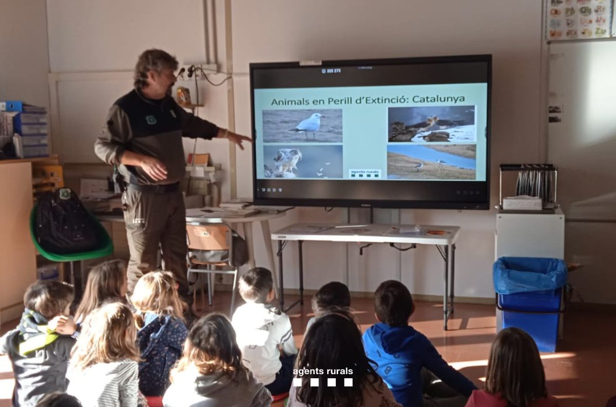 agentsruralscat's tweet photo. Avui, Dia Internacional de l'Educació, posem de relleu el compromís dels #AgentsRurals d'#EduCAR amb l'educació, especialment dels més joves, en temes de sensibilització ambiental. 

Aquesta setmana hem visitat escoles de Seva, Vilafranca, Manresa i Les Masies de Voltregà. https://t.co/PWPsribYKr