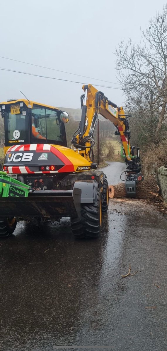 midgov's tweet photo. 🌳 Many thanks to our Neighbourhood Services teams out clearing fallen trees. 🙌 Check out the Pothole Pro in action in Borthwick. 💪 When not fixing potholes, this versatile machine handles storm damage &amp; more with its attachments. 🚧 #CommunityHeroes #StormCleanUp #PotholePro https://t.co/lCqI2NXT67