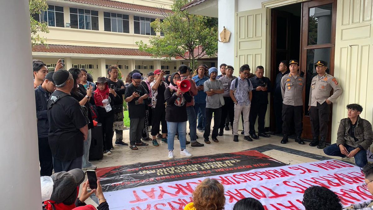 FPPI_YOGYAKARTA's tweet photo. PERJUANGAN PEDAGANG TERAS MALIOBORO BELUM USAI. 

Tersingkirnya PKL Malioboro menjadi cerminan hilangnya akses rakyat terhadap ruang kota, diokupasi oleh penguasa melalui kedok kebijakan dan regulasi. 

Pemda seakan lepas tangan dalam pemenuhan kesejahteraan rakyat di Malioboro. https://t.co/8lPmYPFMPI