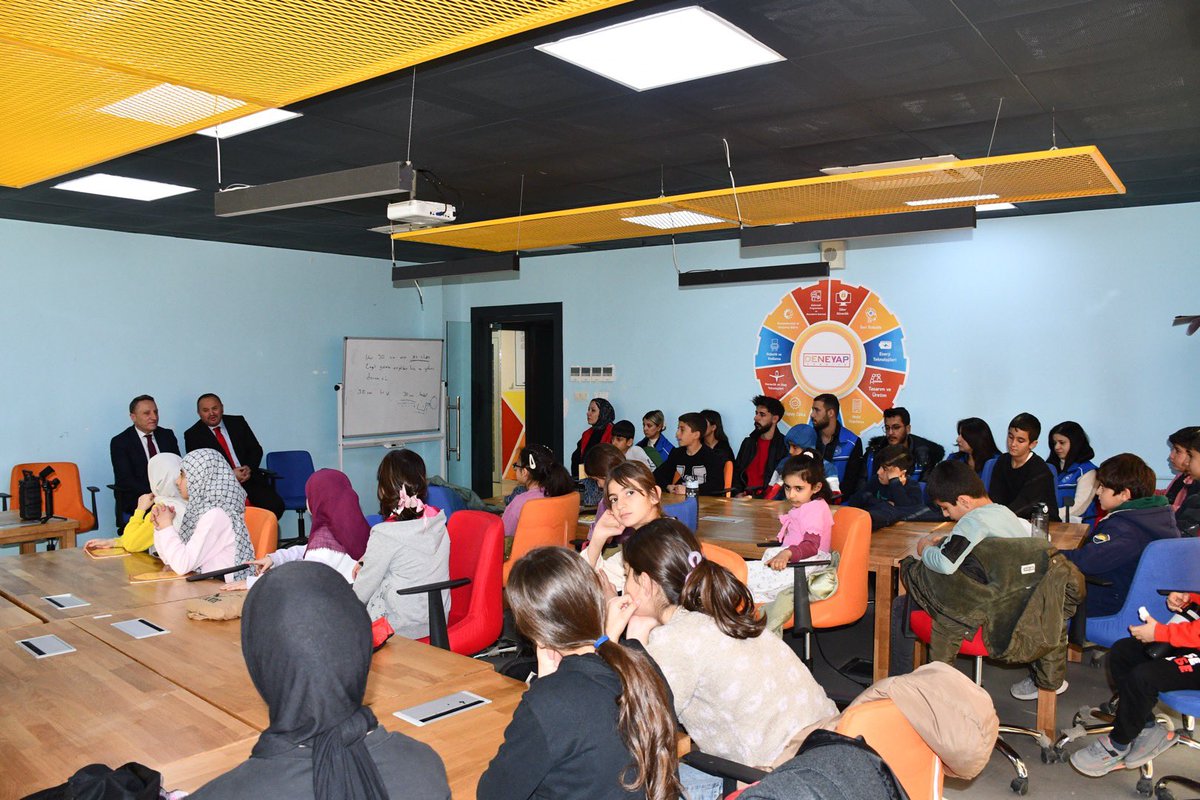 GSB_Sirnak's tweet photo. İl Müdürümüz Abdullah Ayar, İl Müftüsü Orhan Örnek ile birlikte il müdürlüğümüzde düzenlenen Miraç Kandili programında çocuklarımız ile bir araya geldiler. https://t.co/RxcW5z2DNd