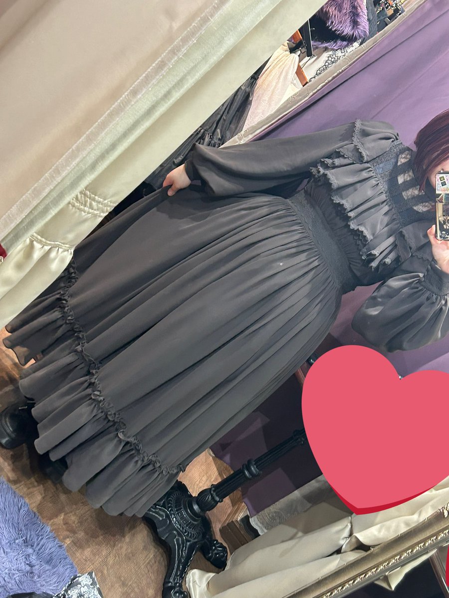 試着〜！
可愛すぎる、短いパニエ1枚入れてます🖤（自前）
黒にしました！シルエットが綺麗でスニーカーでもいける、髪色も何に変わっても大丈夫そうで嬉しい- ̗̀( ˶'ᵕ'˶) ̖́-
身長148cm、骨格たぶんウェーブです🙌
良ければ参考にしてください✨
お洋服のお店タグ付けしてるので是非💕