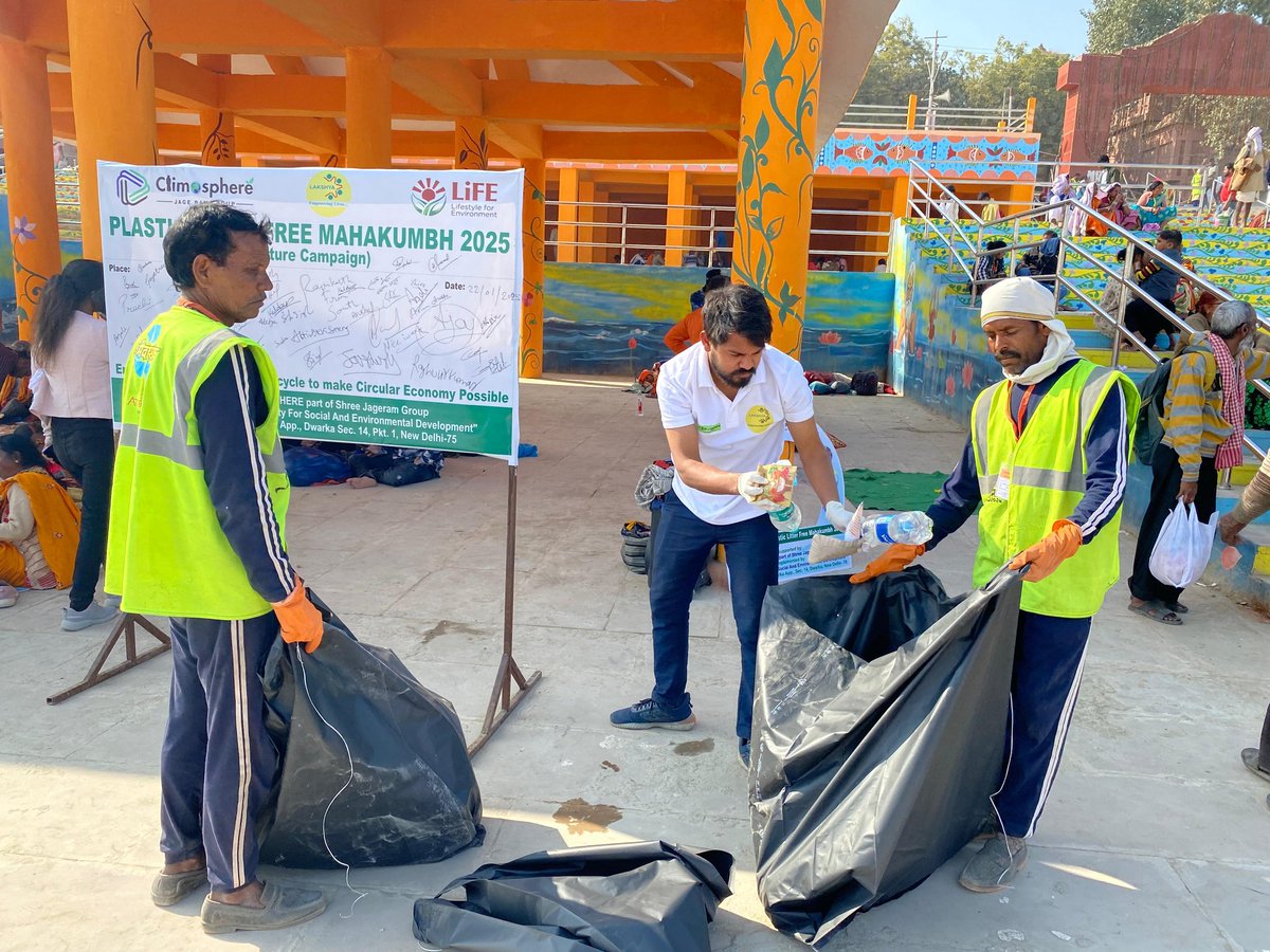 climosphere's tweet photo. 🌿 Climosphere &amp; Lakshya at #MahaKumbh2025: Making it sustainable for 450-500M visitors!

✅ Nukad Natak for RRR awareness
✅ Plastic recycling
✅ Selfie Drive with 600+ devotees

Together, let’s go green! 💧🌱

 #GoGreen #Sustainability #WasteManagement #PlasticWaste https://t.co/3323HPEgmf