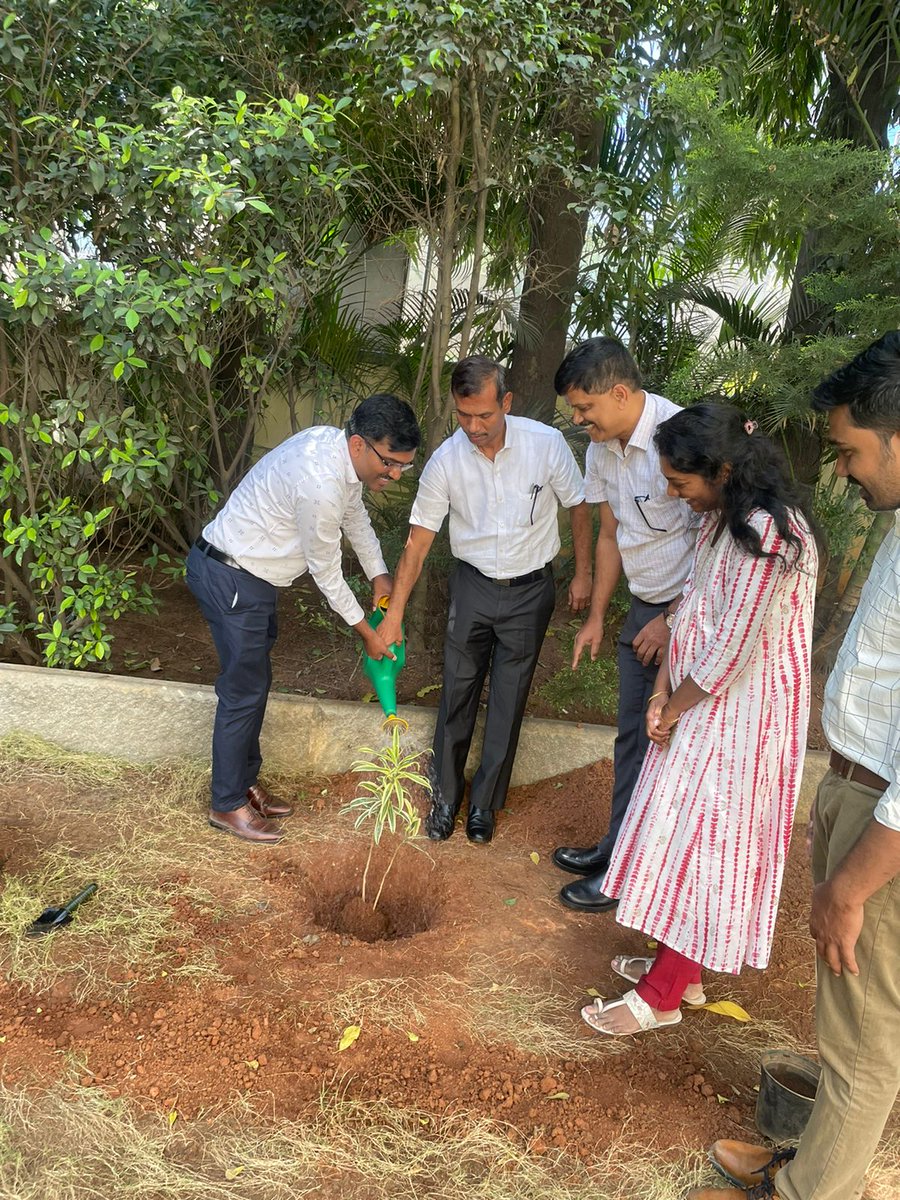 CommrBlrCityCus's tweet photo. As part of Swachhata Pakhwada, being observed from 16th-31st January 2025, a plantation drive was conducted on 24.01.2025, by Officers of CCU and City Customs, Bengaluru zone in C. R. Building. https://t.co/ImYUccmWf4