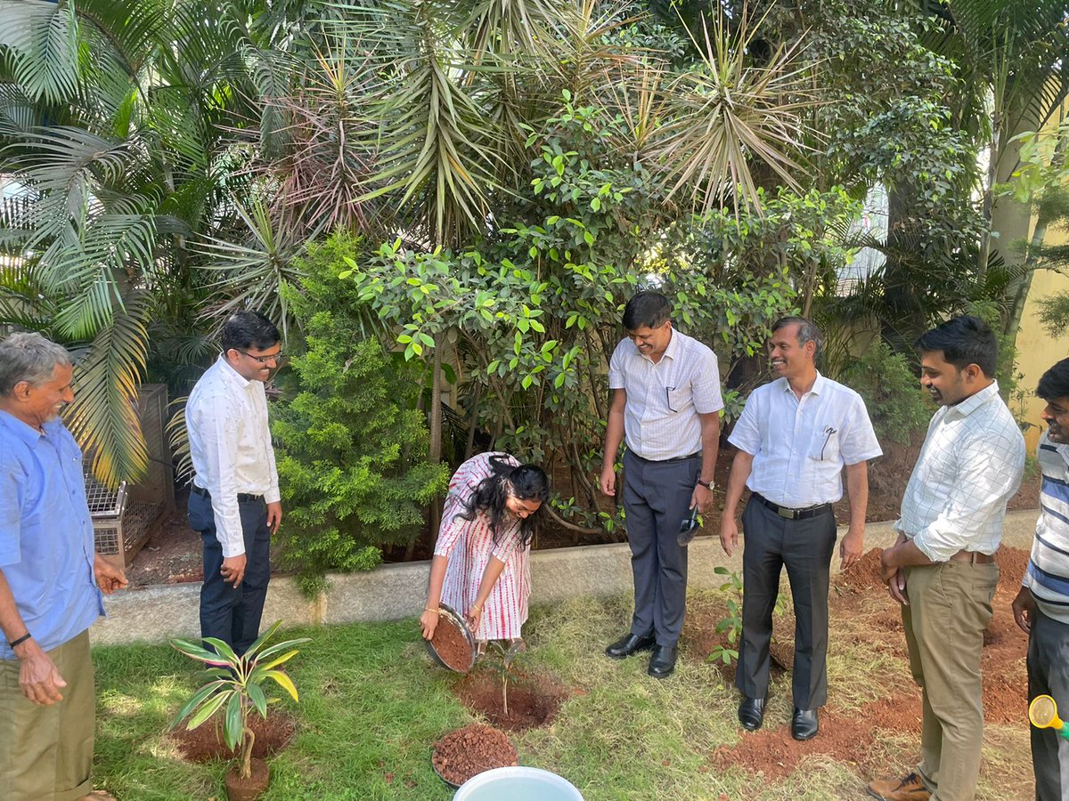 CommrBlrCityCus's tweet photo. As part of Swachhata Pakhwada, being observed from 16th-31st January 2025, a plantation drive was conducted on 24.01.2025, by Officers of CCU and City Customs, Bengaluru zone in C. R. Building. https://t.co/ImYUccmWf4
