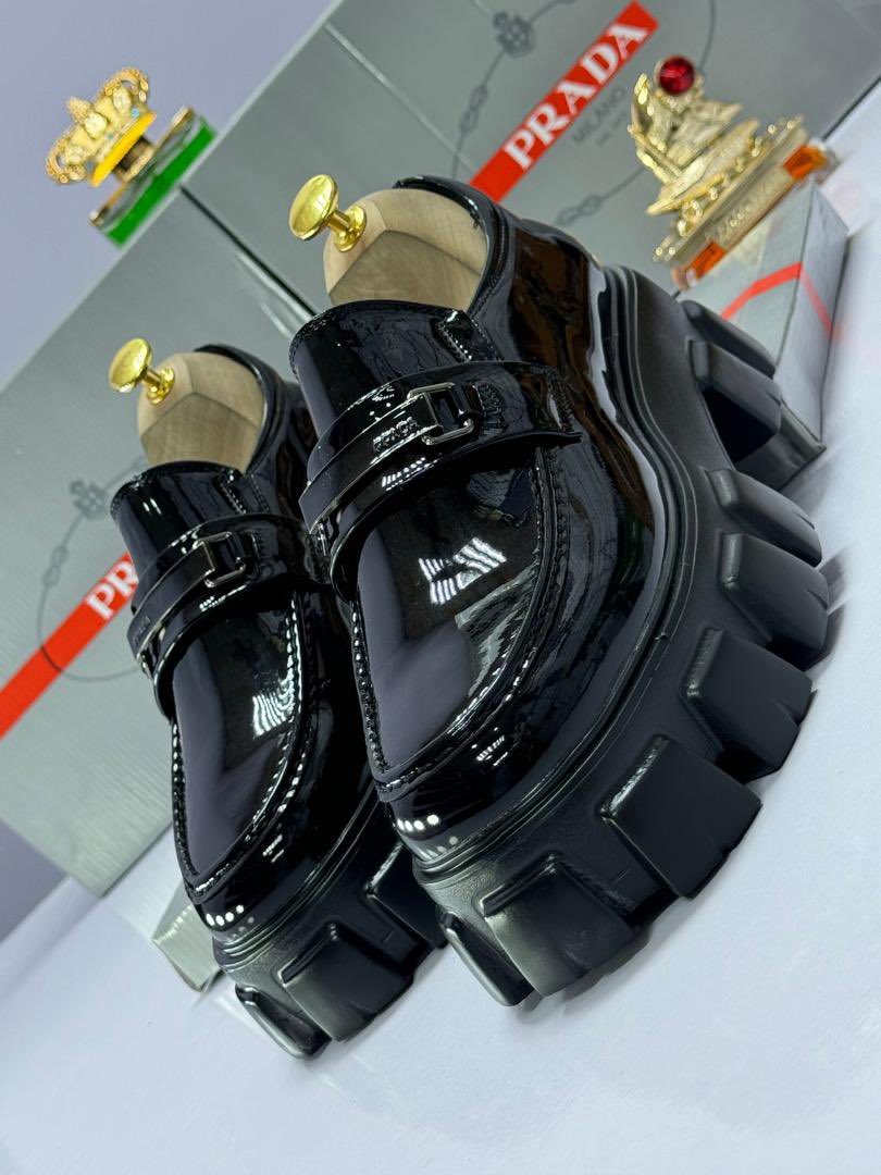 Vendorblaze's tweet photo. Prada : 40000 
size 40-46 https://t.co/TgRK0Dz0US