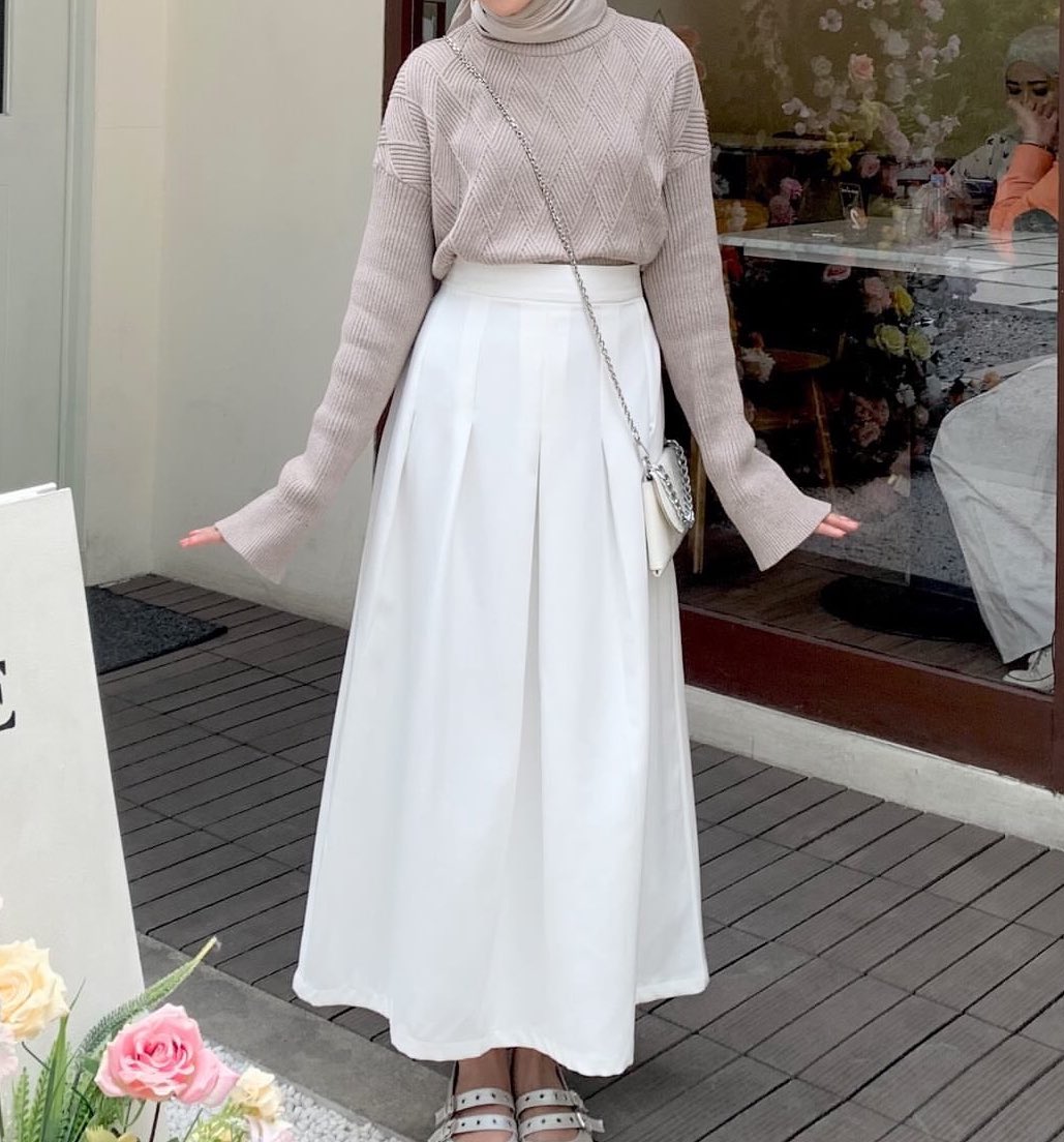 rok cantik yang bisa di pakai buat acara formal maupun casual, ada yang model mermaid dan juga a line. pilihan warna nya juga cantik-cantik 🤗🤏