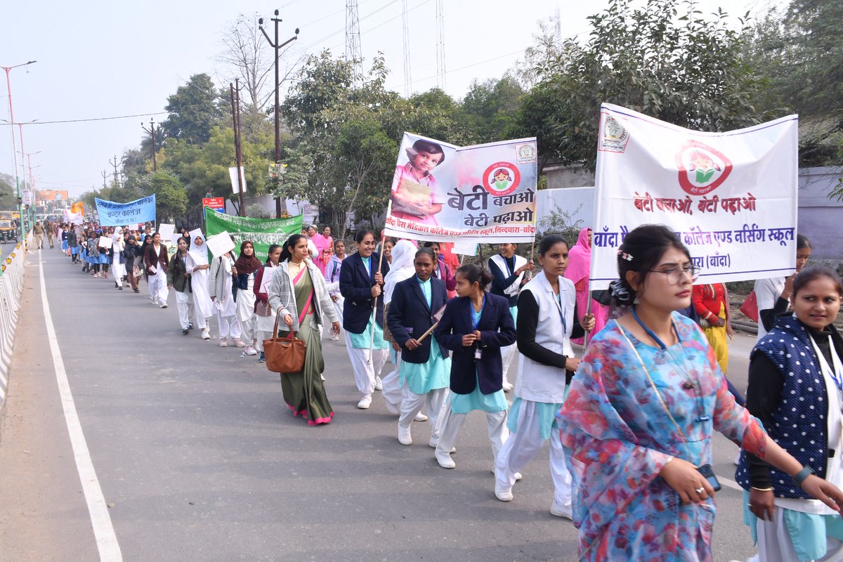 DhsBanda's tweet photo. राष्ट्रीय बालिका दिवस के अवसर पर जनपद स्तरीय रैली का शुभारम्भ डा० अनिल कुमार श्रीवास्तव, मुख्य चिकित्साधिकारी तथा मुख्य विकास अधिकारी,बांदा द्वारा हरी झण्डी दिखाकर तथा फीता काटकर किया गया।तदोपरान्त जनपद स्तरीय वाद-वाद प्रतियोगिता का आयोजन कलेक्ट्रेट सभागार में किया गया https://t.co/wgmMfTNd0Z