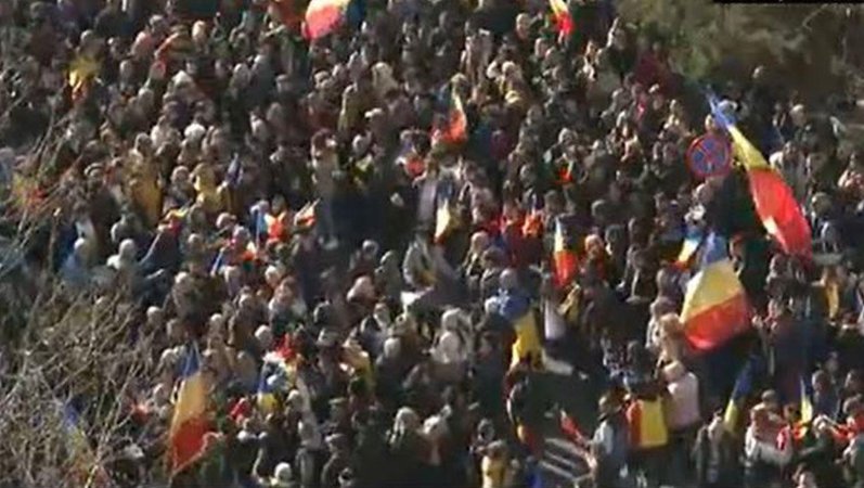 ingerisidemoni's tweet photo. Thousands of protesters head to the Romanian Parliament in #Bucharest in a spontaneous march to protest against the coup d'état din #Romania  that annulled the December 2024 elections, booing and chanting "Down with Iohannis", "Free Elections", "Round 2 back", "Freedom" https://t.co/8Ij8yMUlNP