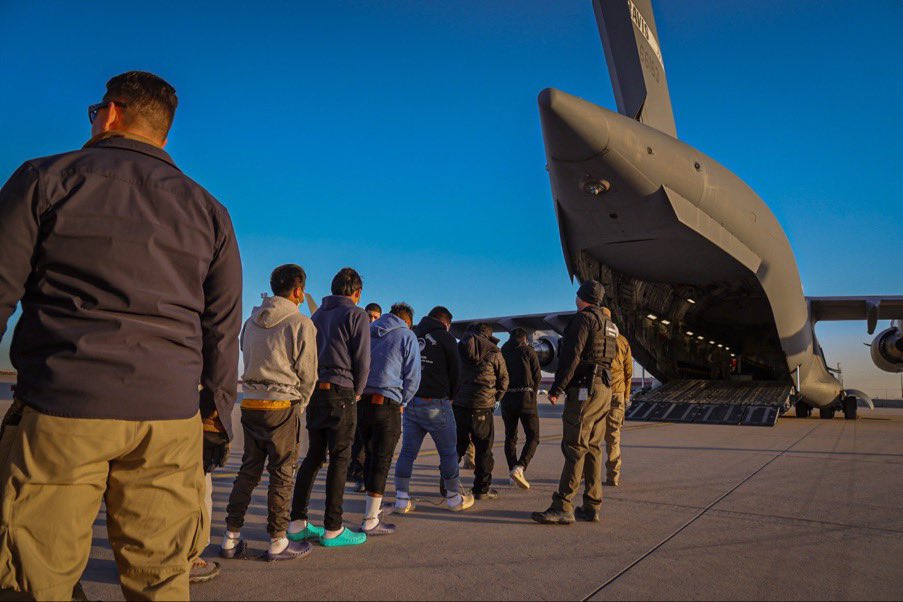 EricLDaugh's tweet photo. 🚨 #BREAKING: Trump deportation flights begin - White House https://t.co/DuZ3tVEoq2