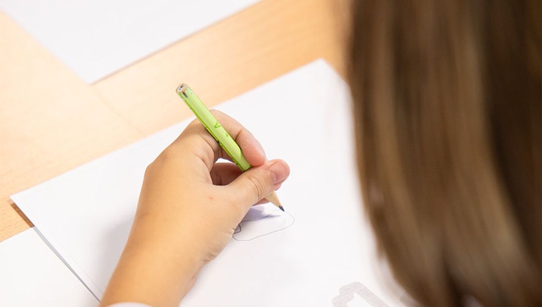 En el Día Internacional de la Educación, queremos destacar la importancia del uso responsable de las pantallas 🤳🏼 y de disfrutar de actividades al aire libre ☀️ , esenciales para cuidar la visión de los más pequeños.⁠
⁠
#protegiendolasmiradasdelfuturo