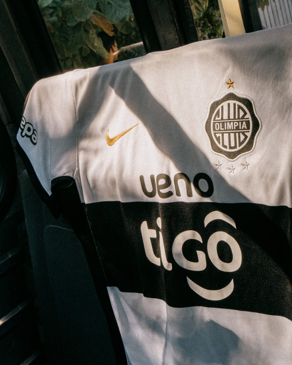 En cada rincón y con pasión por los colores.​

La cultura única del Decano reflejada en esta casaca con franja completa. Sobria y elegante, como acostumbra su historia.​

Ya disponible en metasports.com.py y en todas nuestras tiendas.