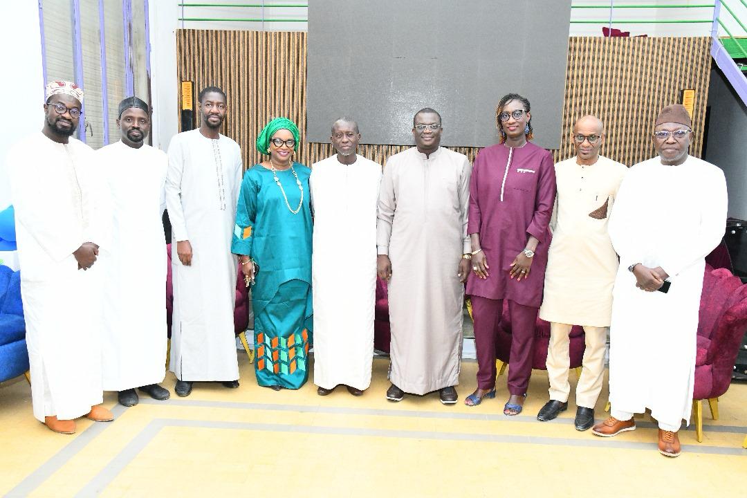 ArpSenegal's tweet photo. La FMPO de l’UCAD, représentée par le Pr Bara Ndiaye, a accueilli le Dr Alioune Ibnou Abou Talib Diouf, Directeur Générale de l’ARP, pour sceller un partenariat stratégique entre les deux institutions. #UCAD #FMPO #Partenariat https://t.co/bhzVjcBCuN