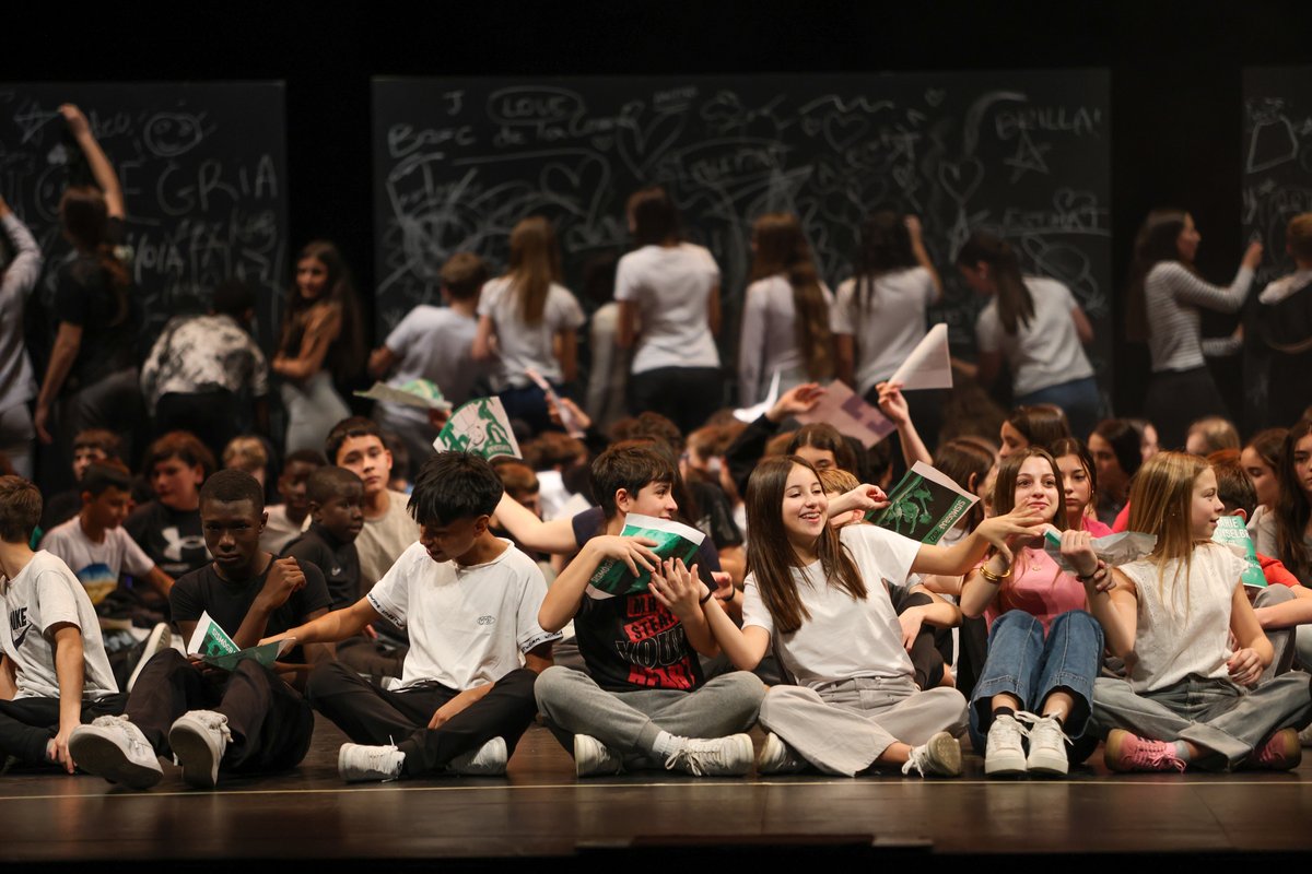 Olotuit's tweet photo. 🩰 Aquesta setmana, l'alumnat de 2n d'ESO d'#Olot ha presentat el #Mapadeball!

Es tracta de la 13a edició d'un projecte educatiu que acosta la dansa i el moviment al públic adolescent.

🙌 Què us ha semblat?

#femOlot #OlotEducació #AjuntamentOlot https://t.co/tGSouiedHL