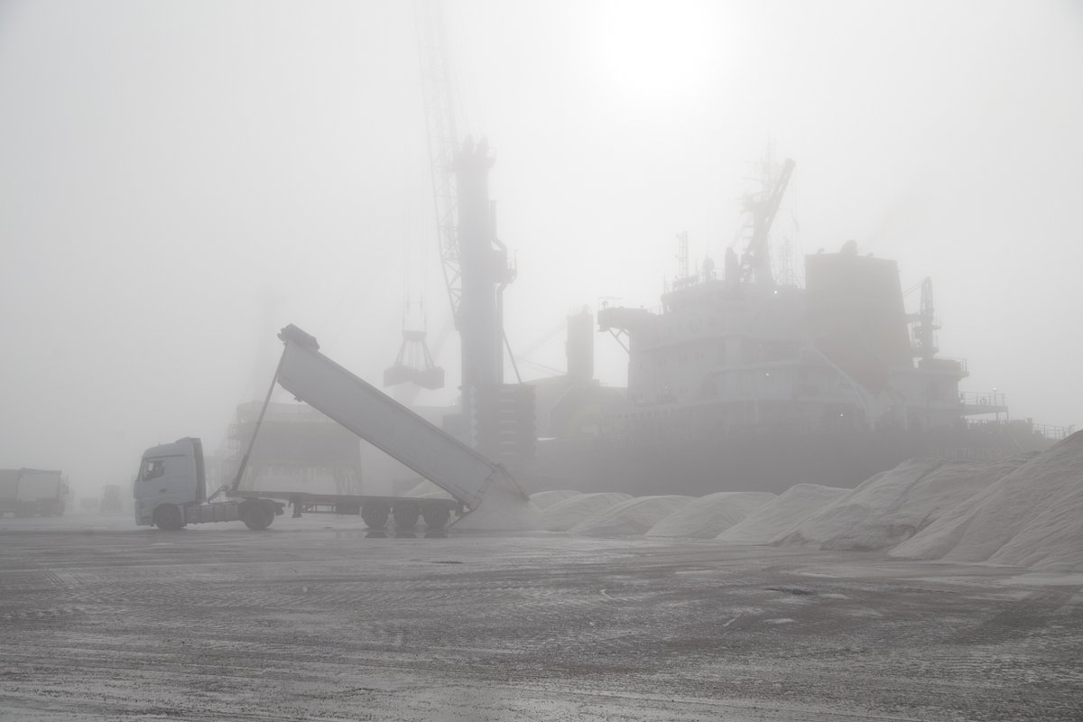 puertodecadiz's tweet photo. Trabajos portuarios esta mañana en el muelle La Cabezuela-Puerto Real, con niebla incluida.
#PortOperations
#PortsofSpain
#bulkcarrier
#maritimetransport
#shipimages
#Dockers
#fog https://t.co/xfAaJK2xQ8