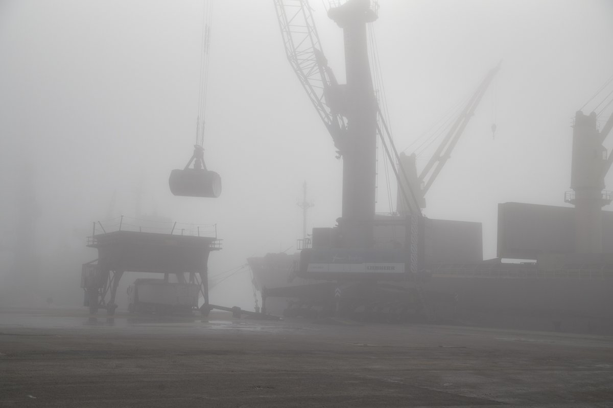 puertodecadiz's tweet photo. Trabajos portuarios esta mañana en el muelle La Cabezuela-Puerto Real, con niebla incluida.
#PortOperations
#PortsofSpain
#bulkcarrier
#maritimetransport
#shipimages
#Dockers
#fog https://t.co/xfAaJK2xQ8