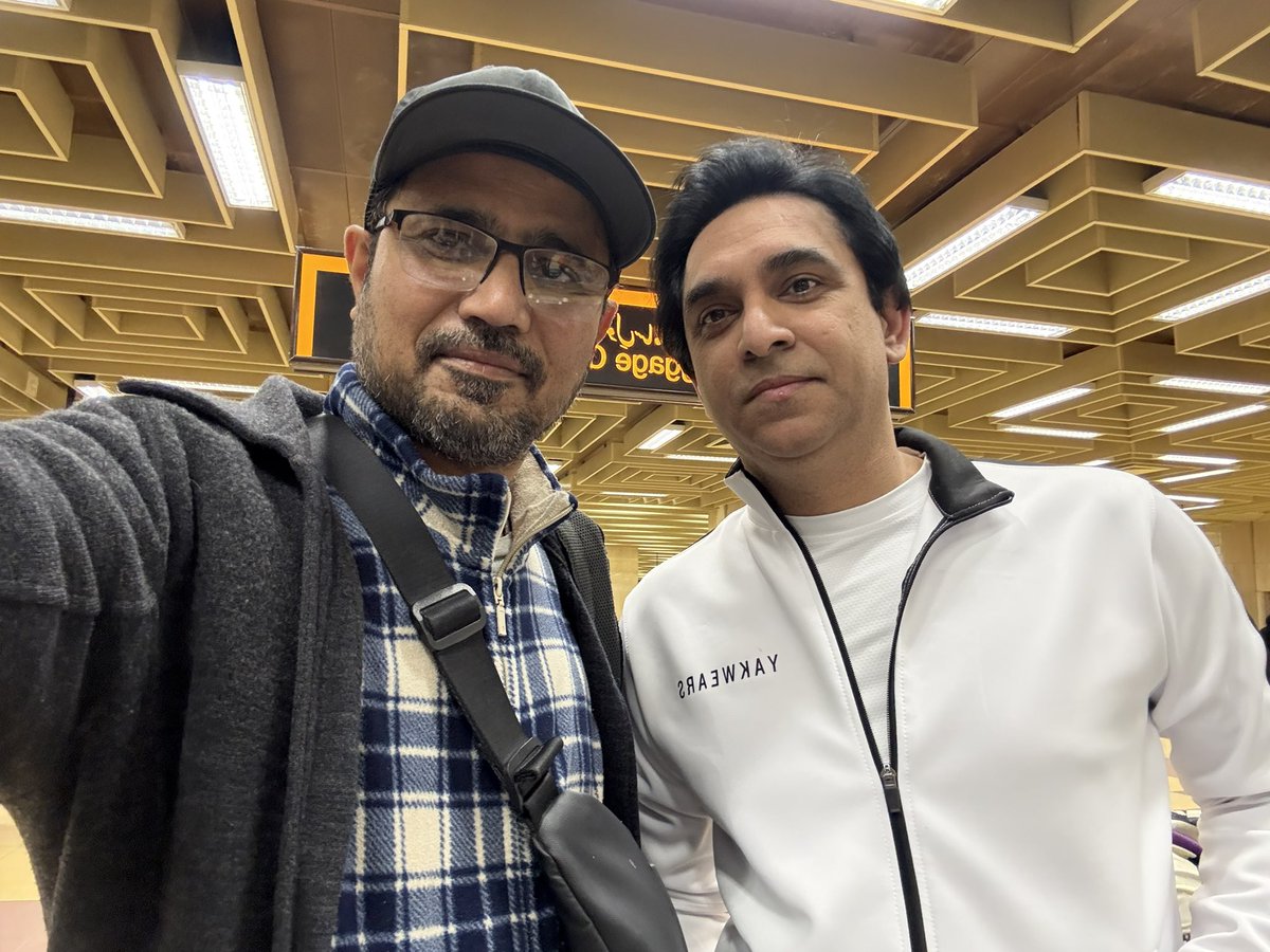 ziadin75's tweet photo. Spotted the renowned #journalist and #TV #anchor, @FarooquiJameel at #Karachi #Airport and had a wonderful discussion with him. Such a nice and humble guy he is. https://t.co/RJghLiwD6Y