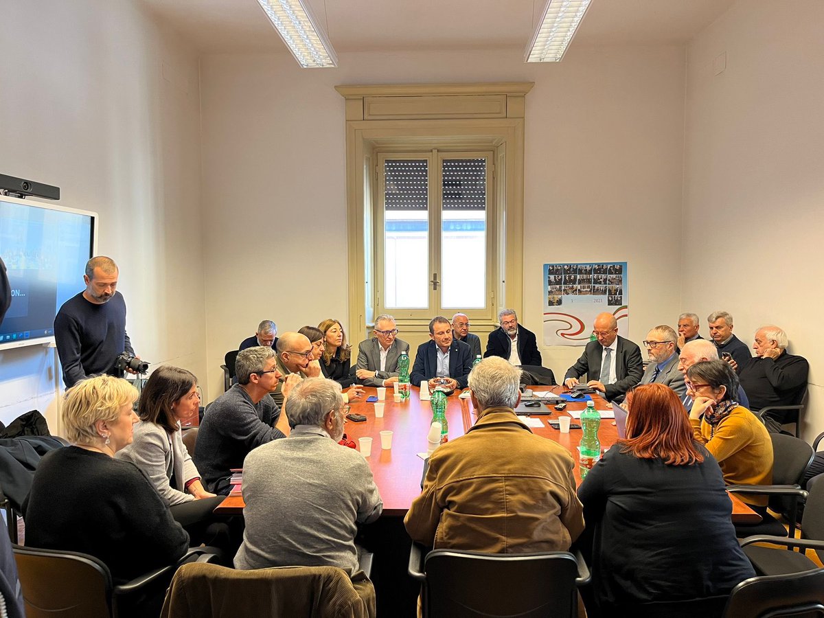 FisascatCisl75's tweet photo. 🟢 ✍️ #Contratto nazionale #Uneba Conclusa positivamente la fase di consultazione tra le lavoratrici e i lavoratori dell’Accordo di rinnovo 2023/2025. Parti Sociali a confronto per ratificare l’intesa siglata il 20 dicembre scorso. Al tavolo per la #FisascatCisl la segretaria nazionale @aurorablanca_ insieme all’operatore sindacale #DanieleMeniconi e alla delegazione trattante.
🔗 Ecco tutte le novità:
✅ Salario
✅ Assistenza Sanitaria Integrativa
✅ Abolizione del TEP
✅ Tempi di vestizione
✅ Genitorialità
✅ Contrasto alla violenza di genere
✅ Classificazione del Personale
✅ Mercato del Lavoro
💪 Più tutele per le lavoratrici e i lavoratori del #TerzoSettore #sociosanitario #assistenziale!
📸 https://t.co/IqrQZqufO1