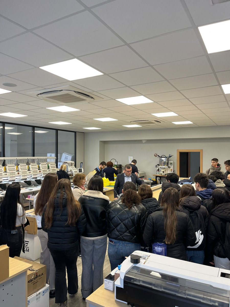 Recibimos a 50 estudiantes de 4º de la ESO y 1º y 2º de Bach. del @iesriberadecastilla Castilla, Valladolid, dentro del programa #EmpresaFamiliarEnLasAulas
Compartimos la historia de nuestra empresa familiar, nuestra actividad y nuestros valores
#Educación #Futuro #Comercialulsa