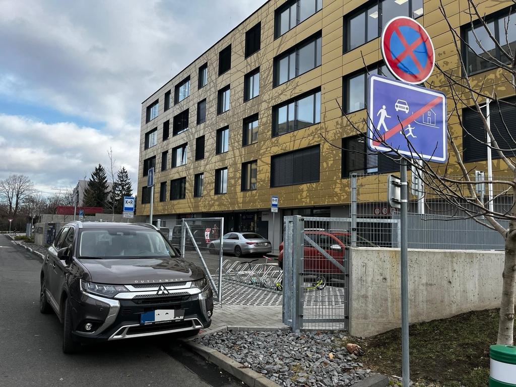 SkolaPesky's tweet photo. Parkování před školou evidentně nevyhovuje každému. Parkování před jedním ze dvou vchodů pro pěší do areálu školy je mnohem větší zábava!
This is #Praha9!
#ZSElektra https://t.co/VMM0sW0wPd