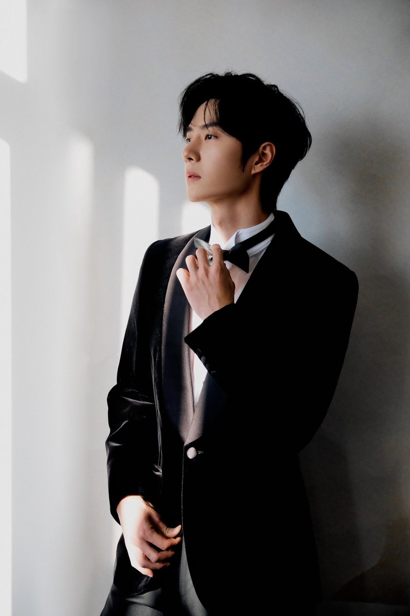 YUEHUA_OFFICIAL's tweet photo. 【#王一博 x #2025中国网络视听盛典 】

      沉稳持重 斑驳光影装点新岁
      清新俊雅 愿爱同频共赴华章
 今晚《国旗下的心愿》 共唱《愿爱》

#WangYibo #乐华娱乐 https://t.co/SnoxR09cqF