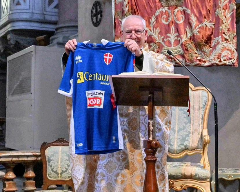 L'esposizione ai fedeli della maglia del Novara riporta il calcio ad abbracciare la sua dimensione mistica e ancestrale.