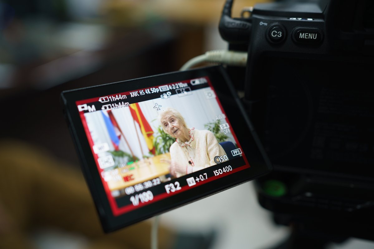 Vora 40.000 menors van ser evacuats a l'estranger pel govern republicà.  Prop de vint mil no van tornar.  Segur que coneixes la Història. Però no te l'han contat ells. Fins ara. Molt prompte, podràs veure-la, sentir-la i llegir-la, a la nova temporada de El mur, memòria i exili