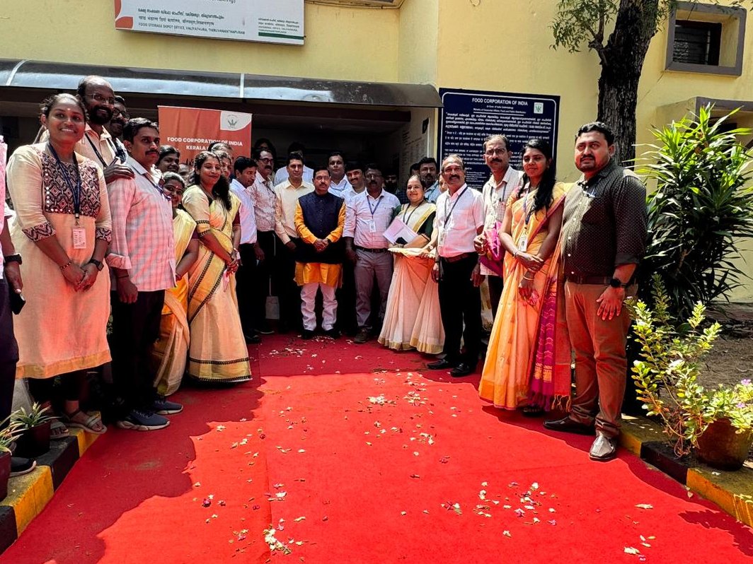 माननीय श्री प्रल्हाद जोशी, केन्द्रीय कैबिनेट मंत्री, उपभोक्ता मामले, खाद्य एवं सार्वजनिक वितरण ने आज दिनांक 24.01.2025 को FCI, FSD वलियातुरा एवं मंडल कार्यालय, तिरुअनंतपुरम (केरल) का दौरा एवं  बैठक करने के पश्चात पौधारोपण किया।
<a href="/JoshiPralhad/">Pralhad Joshi</a> 
<a href="/FCI_India/">Food Corporation of India</a> 
<a href="/fcisouthzone_pr/">FCI ZO South</a>