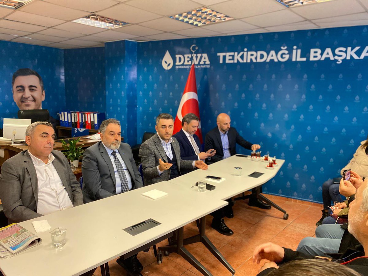 cem_avs's tweet photo. Genel Başkan Yardımcımız Büşra Sakınmaz, Genel Merkez Yönetim kurulu üyelerimiz Hasan Berk Çebi, Orhan Bozkurt, Tülay Sinan ve Veysel Güler başkanlarımız ile Tekirdağ İl Başkanlığımızda gerçekleştirdiğimiz teşkilat toplantımızın ardından kıymetli basın mensuplarımız ile gündeme dair basın toplantımızı gerçekleştirdik.