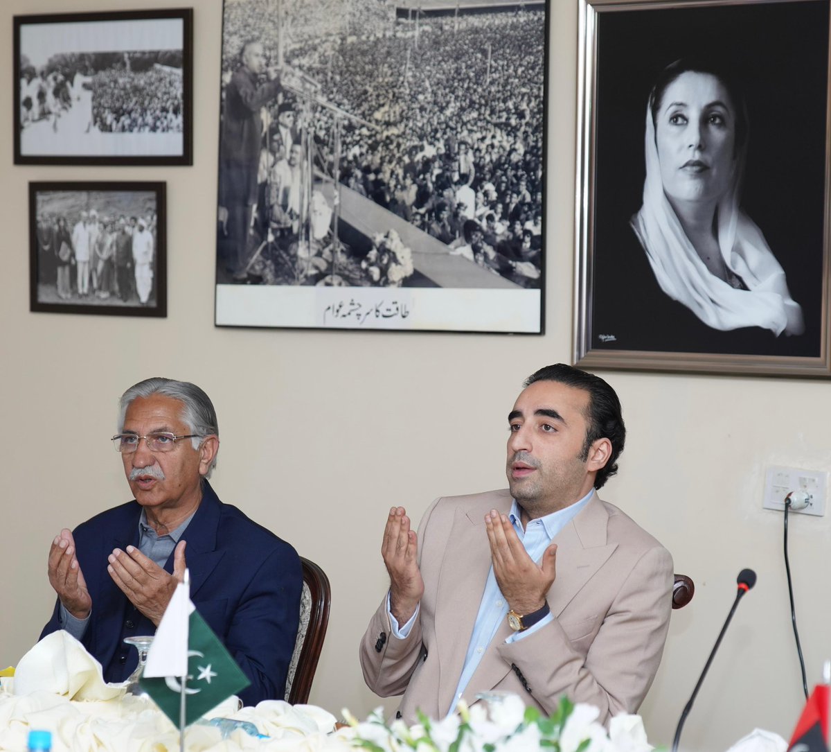 MediaCellPPP's tweet photo. اسلام آباد: پاکستان پیپلزپارٹی کی سینٹرل ایگزیکٹو کمیٹی کا زرداری ہاؤس میں اجلاس

اسلام آباد: پاکستان پیپلزپارٹی کی سینٹرل ایگزیکٹو کمیٹی کے اجلاس میں سی ای سی کے تمام اراکین کی شرکت

اسلام آباد: پاکستان پیپلزپارٹی کی سینٹرل ایگزیکٹو کمیٹی کے اجلاس میں ویڈیو لنک کے ذریعے بھی اراکین نے شرکت کی

اسلام آباد: پاکستان پیپلزپارٹی کی سینٹرل ایگزیکٹو کمیٹی کے اجلاس میں ملکی سیاسی صورت حال پر تبادلہ خیال
@BBhuttoZardari