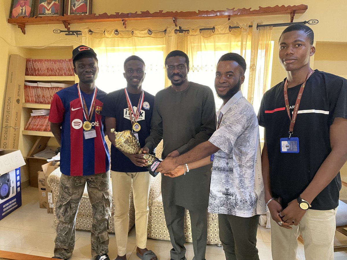 ITSA_Unilorin's tweet photo. 🏆 HOD'S CUP FOOTBALL CHAMPIONS!

After an intense final, the 200 Level WILD SPARTANS emerged victorious and were awarded their medals by the HOD, Dr. M.O Oloyede.

Kudos to Dark Art FC. for a strong fight and to all teams for an unforgettable tournament! ⚽

#HODSCup #ITSA https://t.co/QSJblufXz0