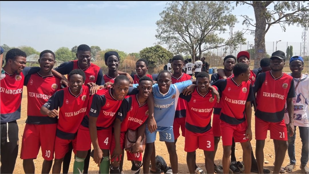 ITSA_Unilorin's tweet photo. 🏆 HOD'S CUP FOOTBALL CHAMPIONS!

After an intense final, the 200 Level WILD SPARTANS emerged victorious and were awarded their medals by the HOD, Dr. M.O Oloyede.

Kudos to Dark Art FC. for a strong fight and to all teams for an unforgettable tournament! ⚽

#HODSCup #ITSA https://t.co/QSJblufXz0
