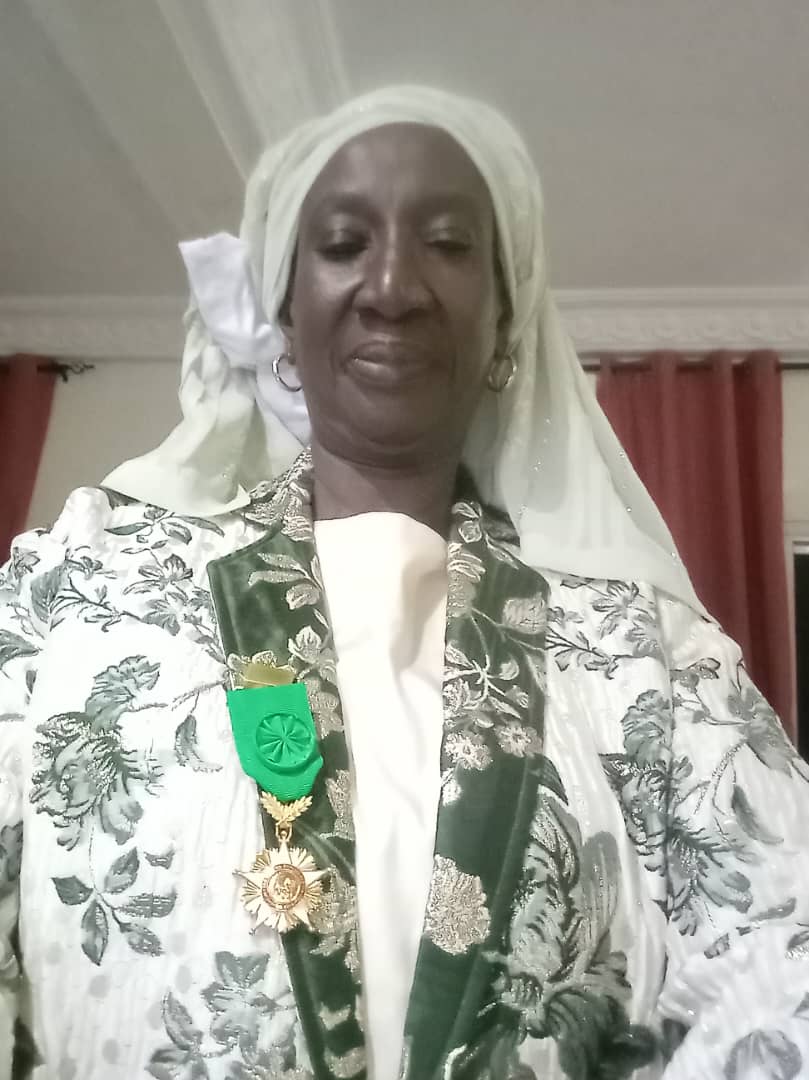 Mme Safietou  élevée par le Président de la République au grade d’officier de l’Ordre National du L femmes et des filles. Je vous invite à lire le portrait de la secrtaire générale adjoint de @3capsante et par ailleurs présidente du @reseausiggiljigen

3capsante.org/safietou-diop-…