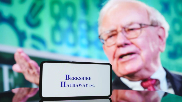 bcbnew's tweet photo. Berkshire Hathaway boosts its stake in Nubank, a Brazilian digital bank with its own crypto platform, raising questions about Warren Buffett's evolving stance on cryptocurrencies. 
Detail: https://t.co/yA22f5JD35    
#bcbnews #Warren_Buffett #Nubank #cryptocurrency #crypto_investment #bitcoin #ether #Nubank_Cripto #Brazil