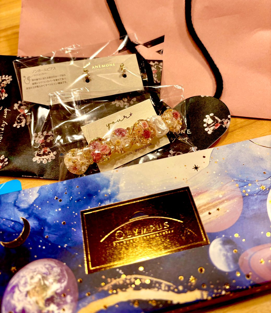 Agetaimo74's tweet photo. しのみんと遅めの新年会！inステ●キガ●ト！www😂✨クリスマスに遊ぶ予定だったから、わざわざプレゼントまで用意してくれて！女神様だよお〜！😭❤️ありがとう！！チョコまで！🌏みもあって嬉しい！大���に使うし頂きます！🥰❤️✨ https://t.co/rgo8fwvPKr