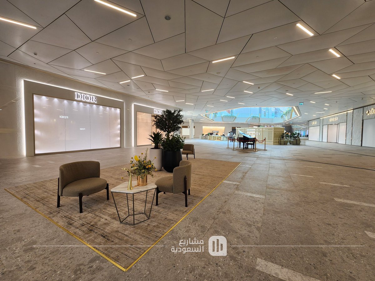 افتتاح مجمع #سوليتير، أحدث وجهات التسوق والترفيه في الرياض، بمساحة تمتد إلى 65 ألف متر مربع، ويضم مجموعة متنوعة من المتاجر والمقاهي والمطاعم التي تلبي مختلف الأذواق