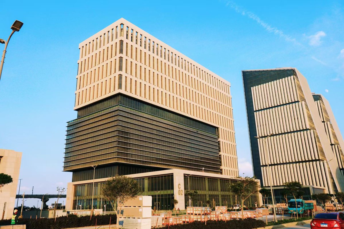 CSCEC_EGYPT's tweet image. As the Chinese New Year approaches, let&apos;s take a closer look at the construction progress of Egypt&apos;s New Capital CBD project office buildings! 🏙️🔍 #CSCEC  #cbd #egypt #construction 

The office building&apos;s exterior design is sleek and sophisticated, with glass curtain walls and…