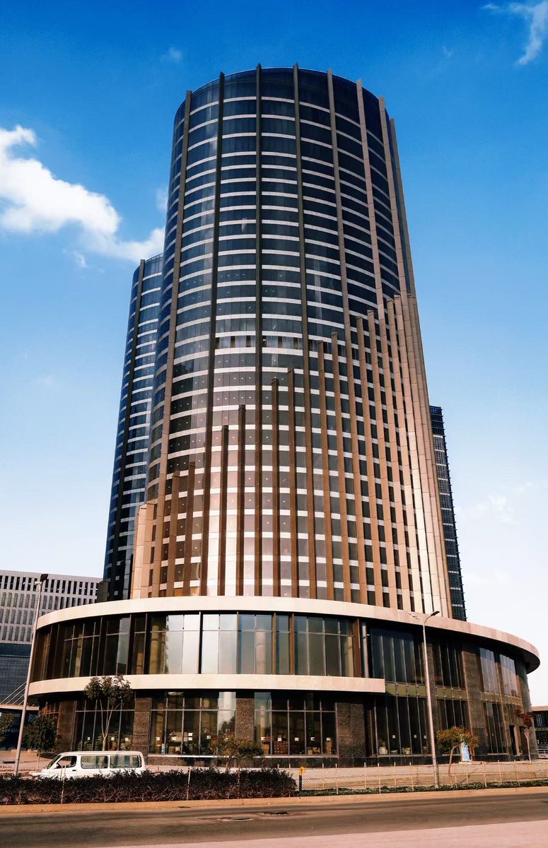 CSCEC_EGYPT's tweet image. As the Chinese New Year approaches, let&apos;s take a closer look at the construction progress of Egypt&apos;s New Capital CBD project office buildings! 🏙️🔍 #CSCEC  #cbd #egypt #construction 

The office building&apos;s exterior design is sleek and sophisticated, with glass curtain walls and…