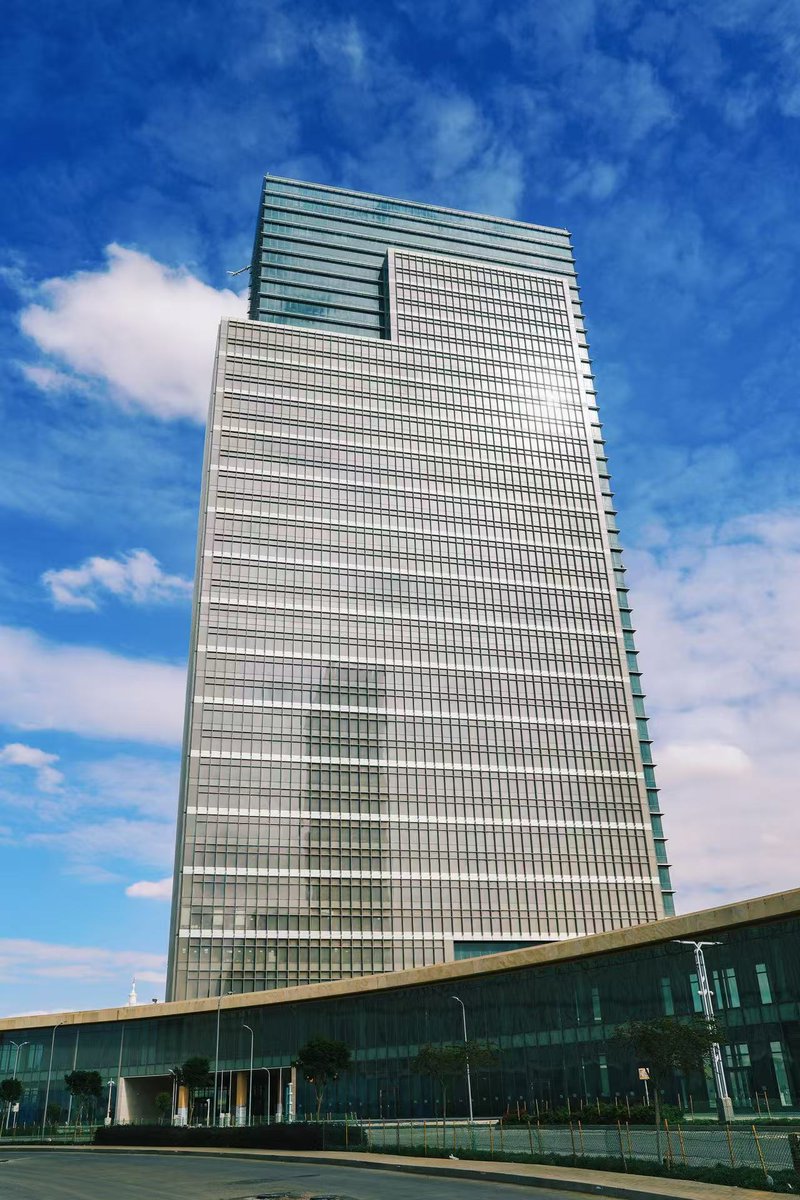 CSCEC_EGYPT's tweet image. As the Chinese New Year approaches, let&apos;s take a closer look at the construction progress of Egypt&apos;s New Capital CBD project office buildings! 🏙️🔍 #CSCEC  #cbd #egypt #construction 

The office building&apos;s exterior design is sleek and sophisticated, with glass curtain walls and…