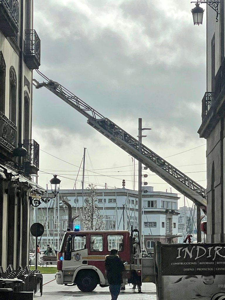 bombeiroscoruna's tweet photo. #AlertaLaranxa | ⚠️ Xa son varias as intervencións realizadas e causadas polo forte 💨.
Recordade que o peor chegará pola tarde, polo que moita precaución e #sentidiño #Coruña https://t.co/vmrJqjQxbh