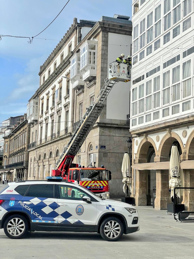 bombeiroscoruna's tweet photo. #AlertaLaranxa | ⚠️ Xa son varias as intervencións realizadas e causadas polo forte 💨.
Recordade que o peor chegará pola tarde, polo que moita precaución e #sentidiño #Coruña https://t.co/vmrJqjQxbh