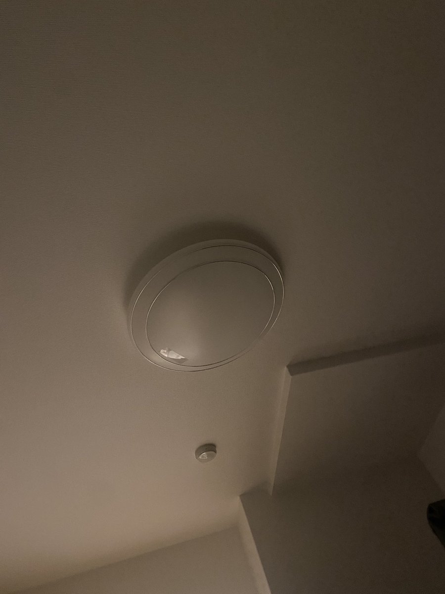 ontama622's tweet photo. 【マコモ湯構文】ウチの電気、1ヶ月ついてません（YouTube「ホワイトキス歌ってみた」動画の空間が薄暗かった件）#マコモ湯 https://t.co/mbmVEdXnc3