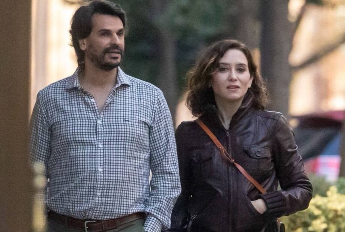 Este delincuente confeso se llama Alberto González, alias Alberto 'Quirón', es novio de Ayuso y viven juntos en una piso de lujo pagado con comisiones. Fue imputado por fraude fiscal en mayo. Hoy han suspendido su declaración como imputado por cuarta vez. La "justicia" en España.