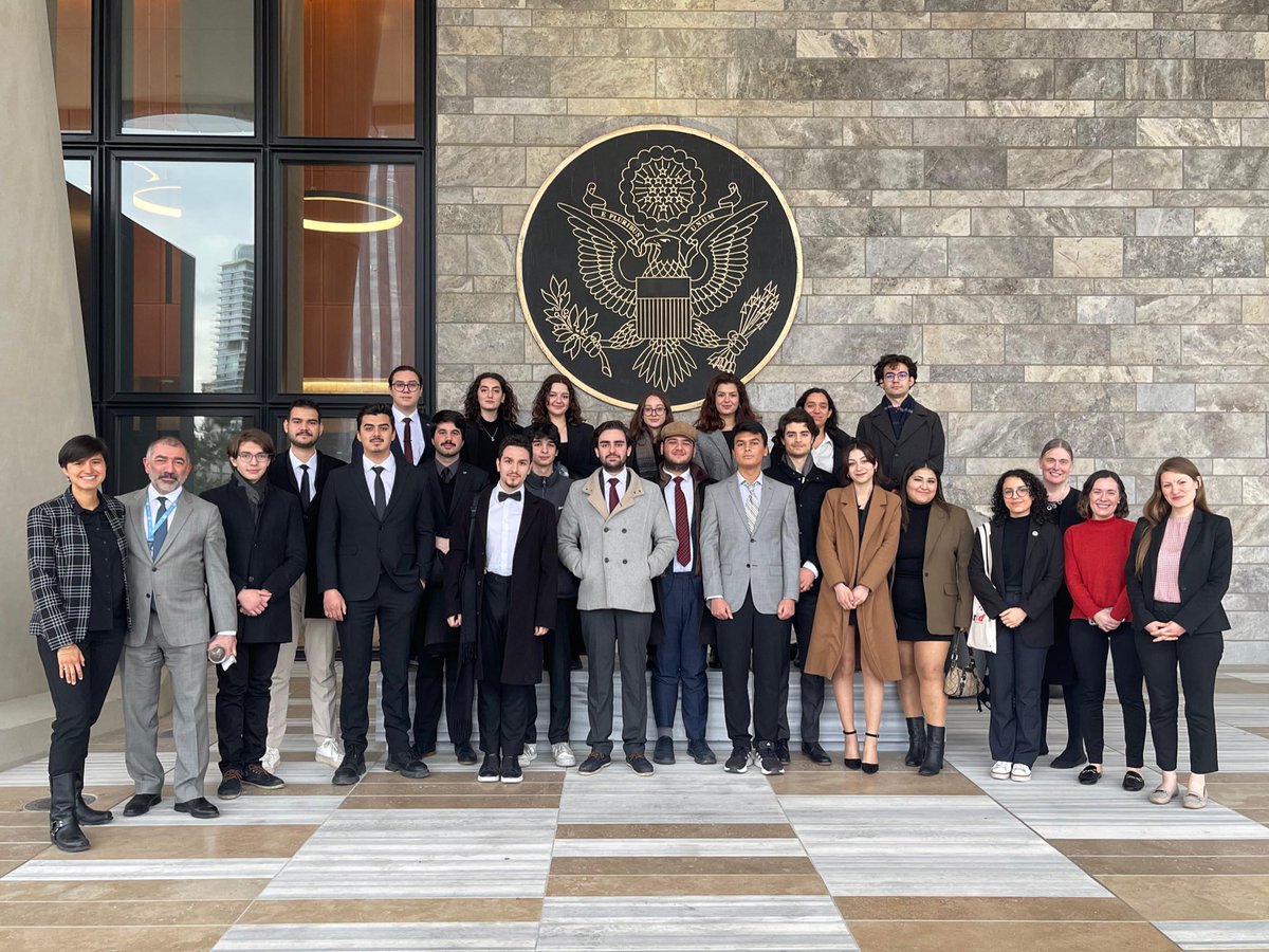 ODTÜ Dış Politika ve Uluslararası İlişkiler Topluluğu olarak 16 Ocak 2025 tarihinde Amerika Birleşik Devletleri Büyükelçiliğini ziyaret ettik. Misafirperverlikleri ve değerli bilgi paylaşımları için teşekkürlerimizi sunarız.