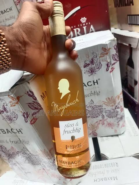 OgbajiIfeanyi's tweet photo. For context sake, the wine in that video is Maybach Wine by Tiger Foods Limited @thetigerfoods.
You think @donebubeogu finished work with #TheNines, try Maybach wine, ilee uteiị!! https://t.co/AStvFZau6S