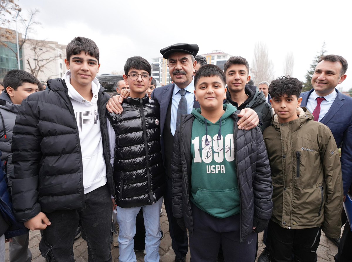 📍 Elazığ/ Toplu Açılış Töreni

2020 yılında Elazığ ilimizde gerçekleşen depremin 5. yıl dönümünde, Aziz Gül Ortaokulumuzla birlikte 25 okulumuzun açılışını gerçekleştirmenin mutluluğunu yaşadık.

Cumhurbaşkanımız Sayın Recep Tayyip Erdoğan liderliğinde, son 22 yılda eğitimde