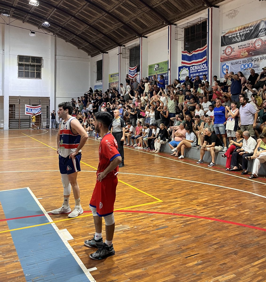 ¡¡¡ ALBION CAMPEÓN DEPARTAMENTAL !!! 

Felicitaciones jugadores, hinchas y dirigentes. Pan de Azúcar está de fiesta.
