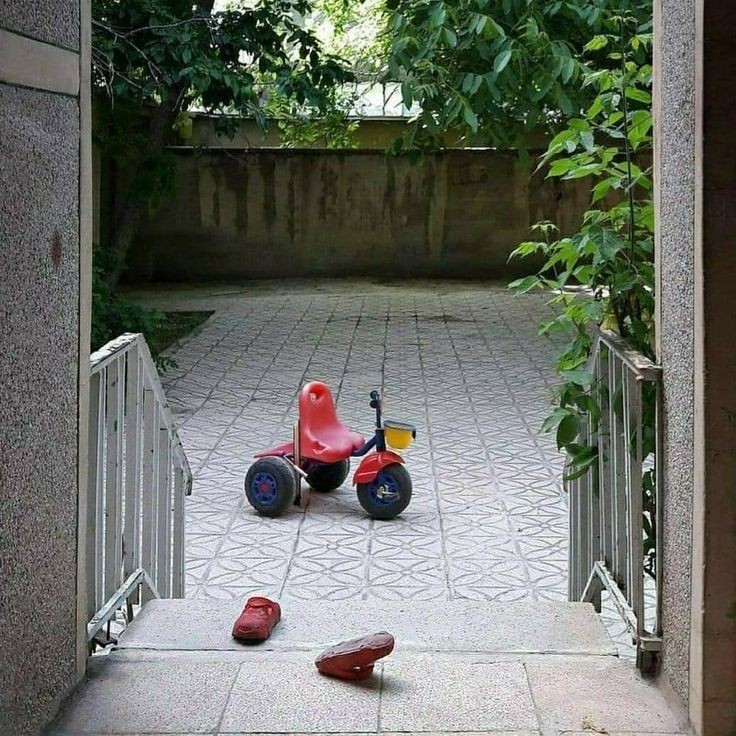 یه بچه که برنامه کودک مورد علاقش شروع شده :