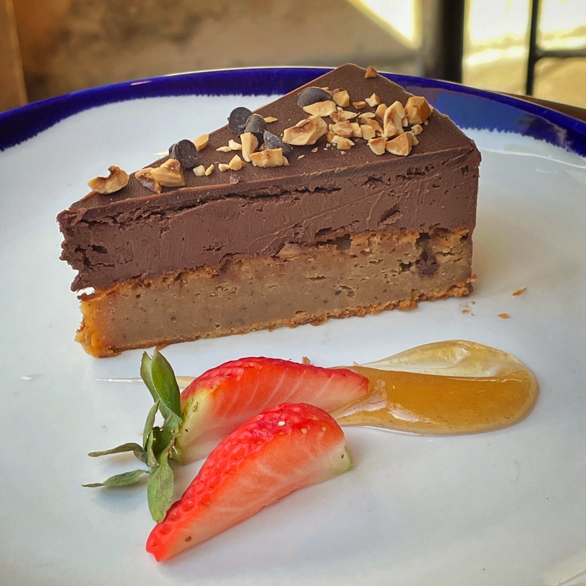EL_LAUL's tweet image. Fuera de carta este finde para los más golosos! Bizcocho de avellanas con cremoso de chocolate… #ellaul #restaurantespuertodesantamaria #restaurantes  #ElPuertoDeSantaMaria